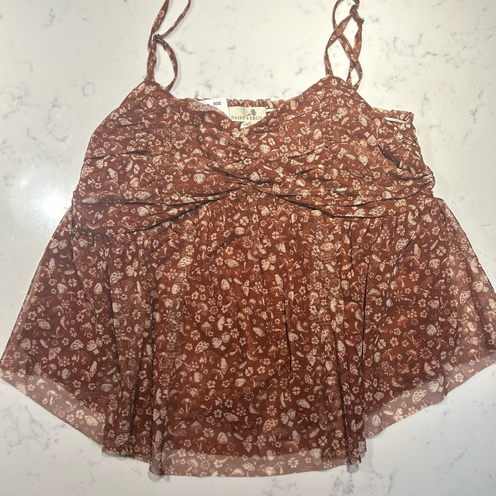 NWT Daisy & Delilah adjustable spaghetti strapped cropped stretchy top. Size L